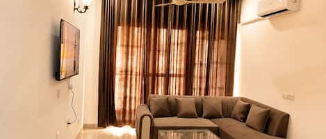 Apartment, 2 Bedrooms, Accessible, Smoking | Living room
