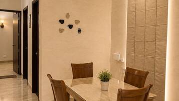 Apartment, 2 Bedrooms, Accessible, Smoking | Dining room