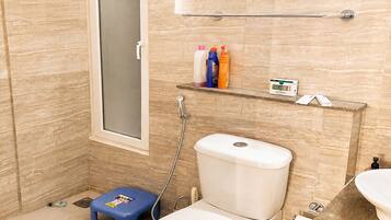 Apartment, 2 Bedrooms, Accessible, Smoking | Bathroom