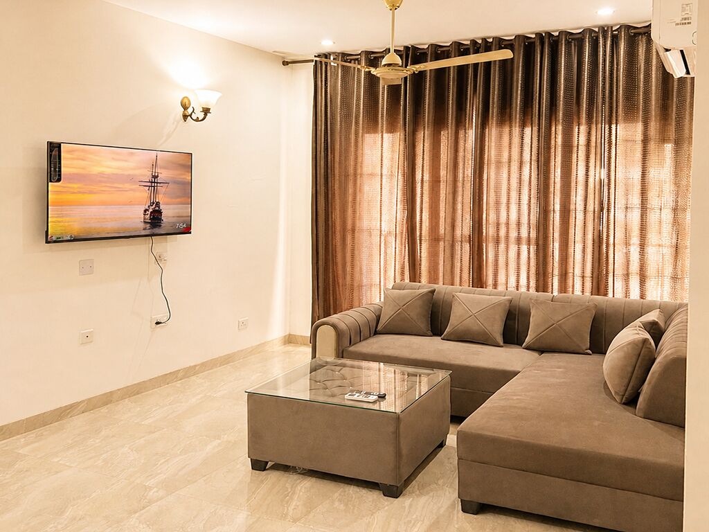 Apartment, 2 Bedrooms, Accessible, Smoking | Living room