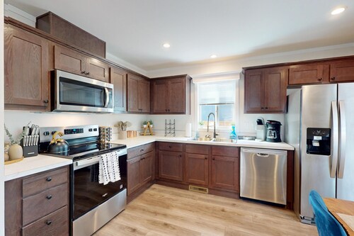 BBQ, Fenced Yard, Dogs Ok, 2bd, Sleeps 4 (1989)