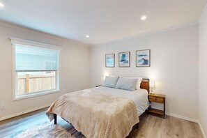 2 bedrooms, iron/ironing board, travel cot, free WiFi - BBQ, Fenced Yard, Dogs Ok, 2bd, Sleeps 4 (1989) (Westport)