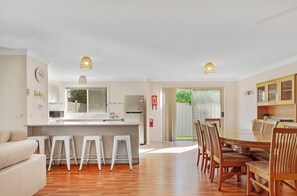 Dining - Spacious Broulee Retreat Near Beach (Broulee)