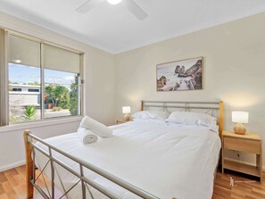 4 bedrooms, free WiFi, bed sheets - Spacious Broulee Retreat Near Beach (Broulee)