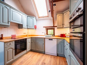 Fridge, microwave, oven, stovetop - Charming Devon Barn for the family with parking (Blackawton)
