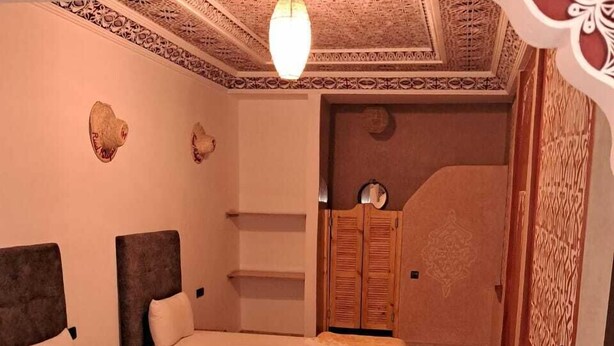 A room with three beds, a patterned floor, and a decorative ceiling. - Riad Malayine Sarl (Marrakech)