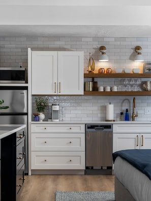 Refrigerador, microondas, cafetera y tetera y tostadora 