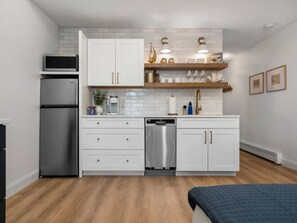 Refrigerador, microondas, cafetera y tetera y tostadora 