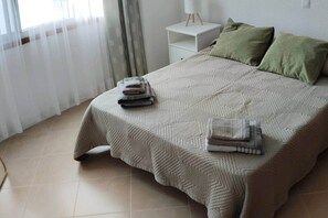 3 slaapkamers, een strijkplank/strijkijzer, gratis wifi, beddengoed