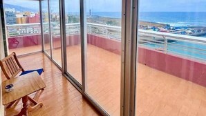 En balkon med udsigt over havet og bybilledet.
