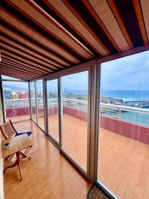 A balcony with a view of the ocean and a cityscape. - Seaview Muelle en pleno centro, Puerto de la Cruz (Puerto de la Cruz)