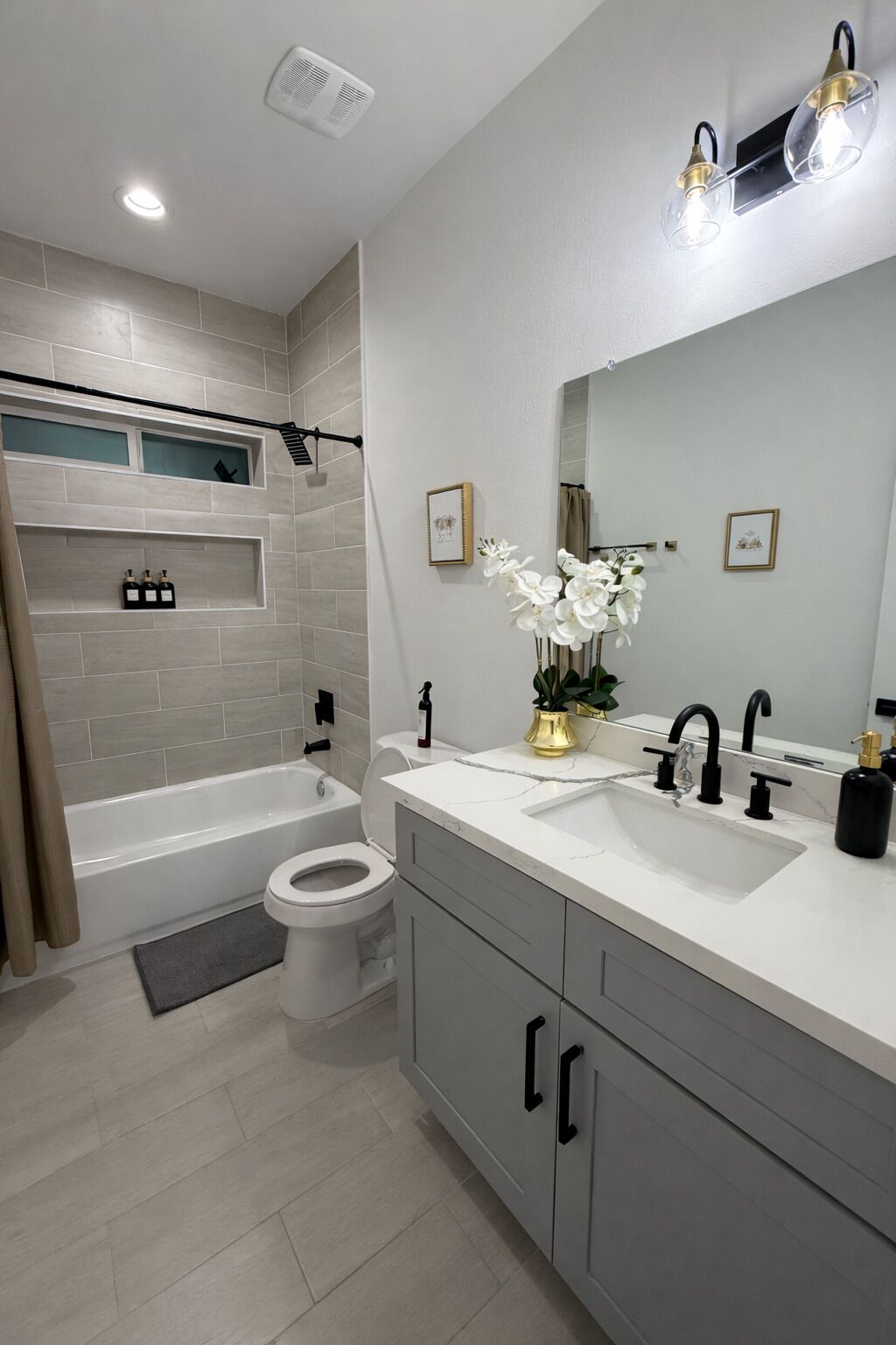 Secadora de cabello, bidet, toallas, jabón 