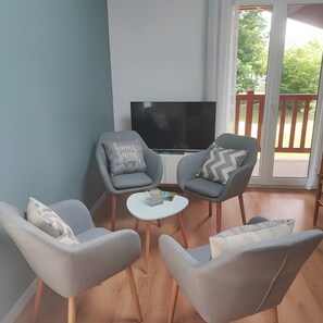 Living area - Apartment 'Gîte Peyo Saint-Pée-sur-Nivelle' with Mountain View, Shared Garden and Wi-Fi (Saint-Pée-sur-Nivelle)