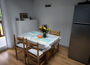 Dining - Apartment 'Gîte Peyo Saint-Pée-sur-Nivelle' with Mountain View, Shared Garden and Wi-Fi (Saint-Pée-sur-Nivelle)
