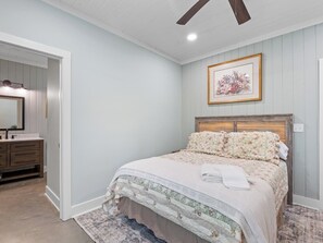 6 bedrooms, WiFi, bed sheets