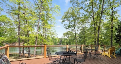 Lewis Lodge - perfect lakeside getaway on Smith Lake!