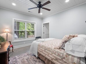 6 bedrooms, WiFi, bed sheets