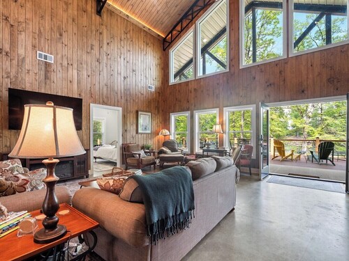 Lewis Lodge - perfect lakeside getaway on Smith Lake!