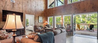 Lewis Lodge - perfect lakeside getaway on Smith Lake!
