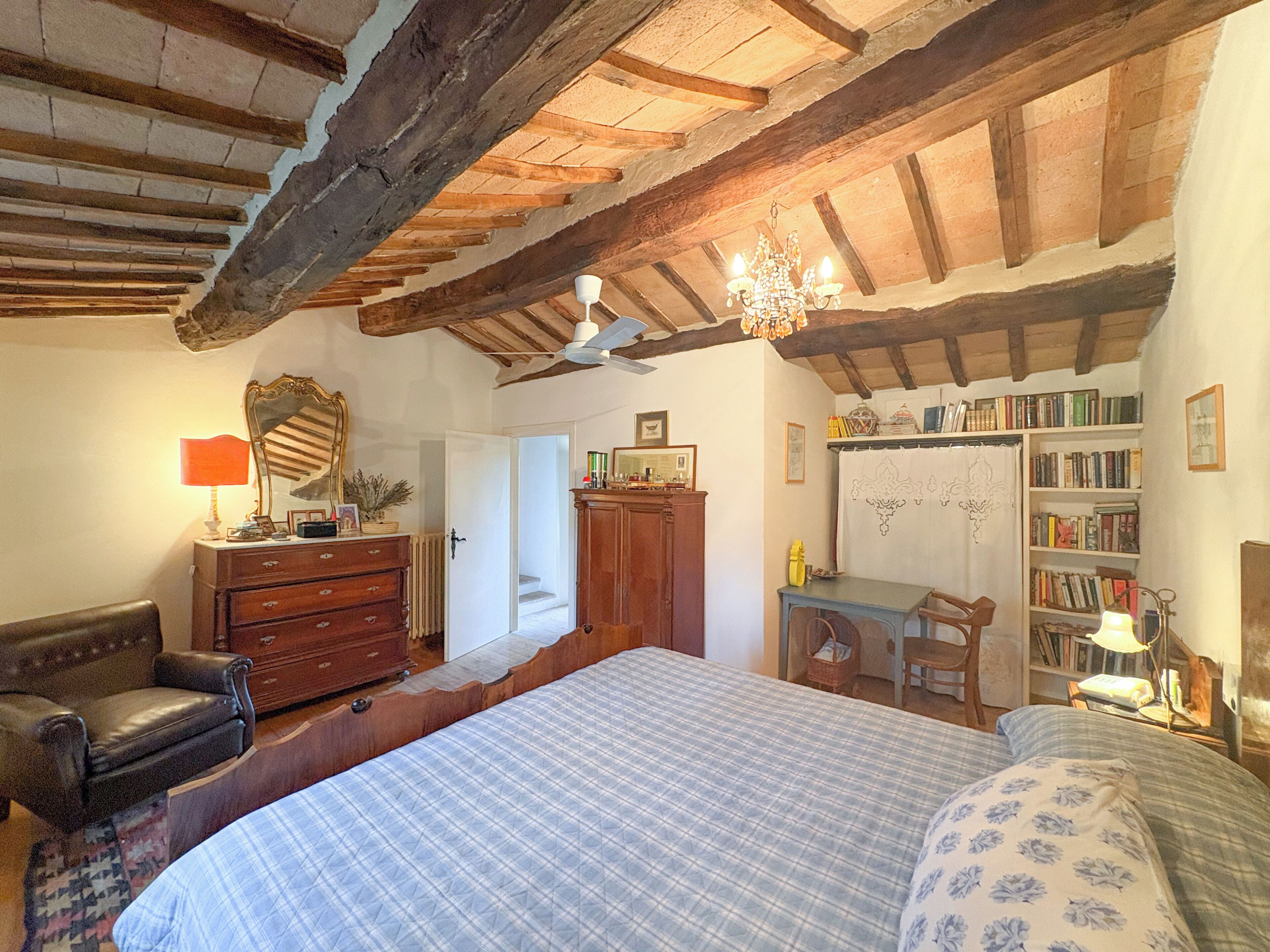 4 slaapkamers, een strijkplank/strijkijzer, gratis wifi, beddengoed