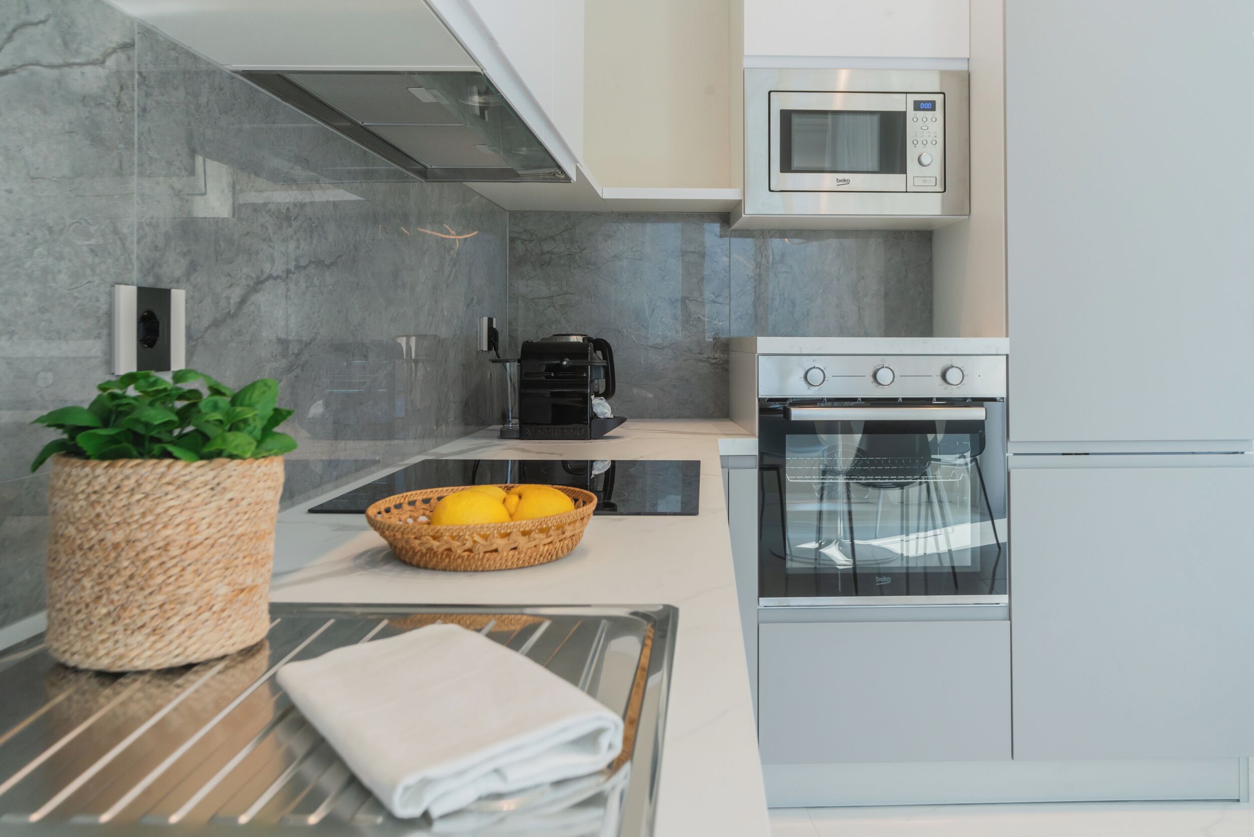 Frigorífico, microondas, horno y placa de cocina