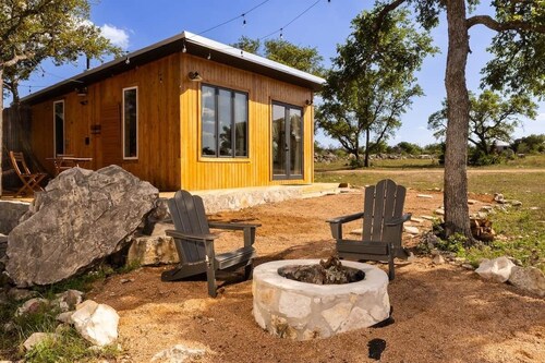 Cedar Haus - king bed and soaking tub