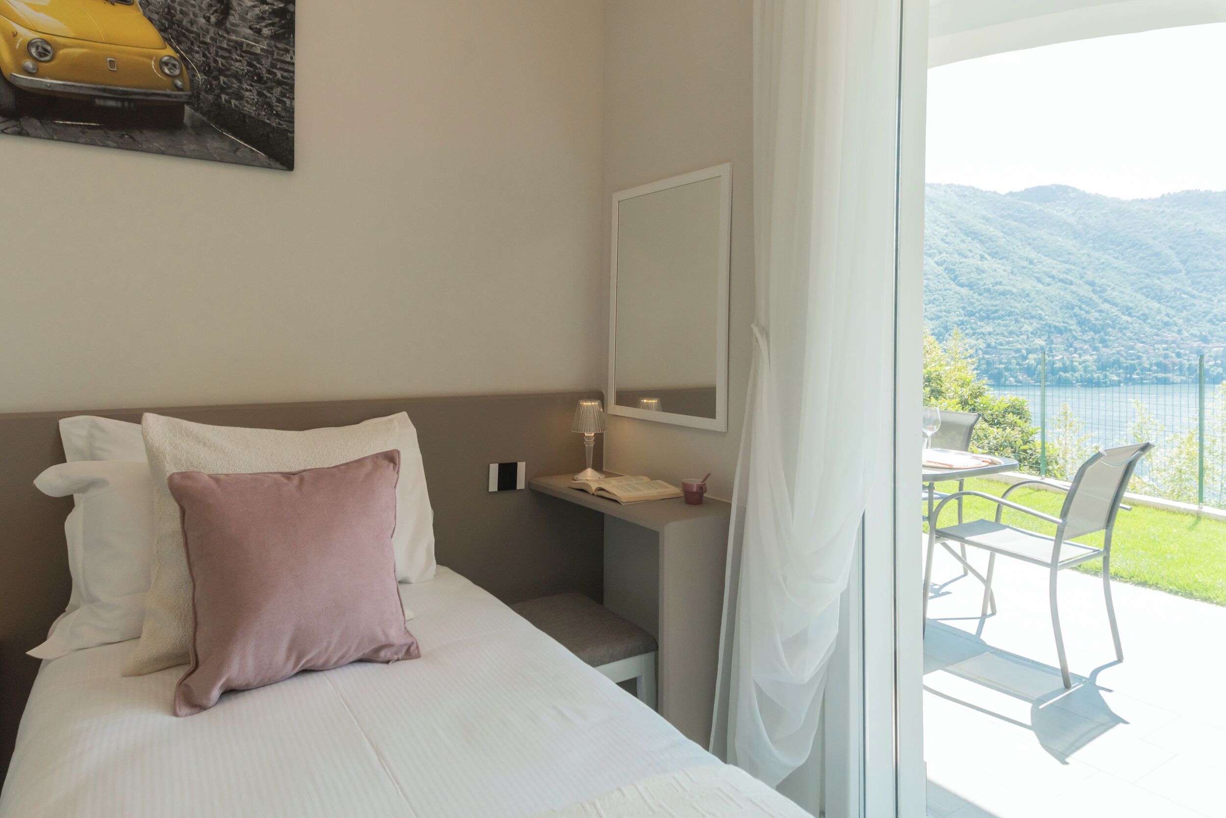 Tabla de planchar con plancha, wifi gratis, ropa de cama
