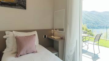 Tabla de planchar con plancha, wifi gratis, ropa de cama