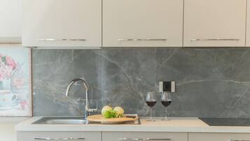 Frigorifero, microonde, forno, piano cottura