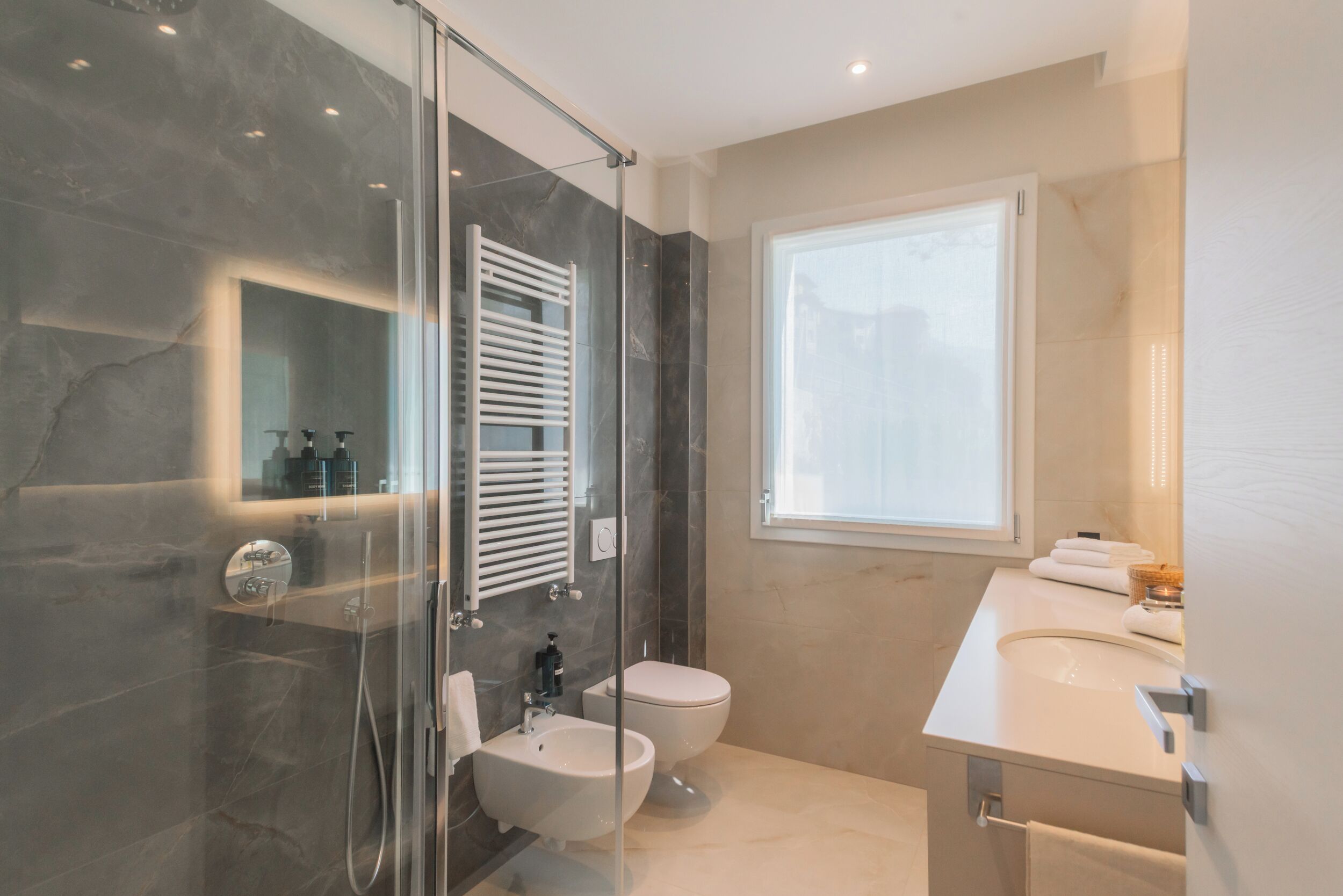 Dusche, Haartrockner, Bidet, Handtücher