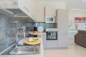 Frigorífico, microondas, horno y placa de cocina