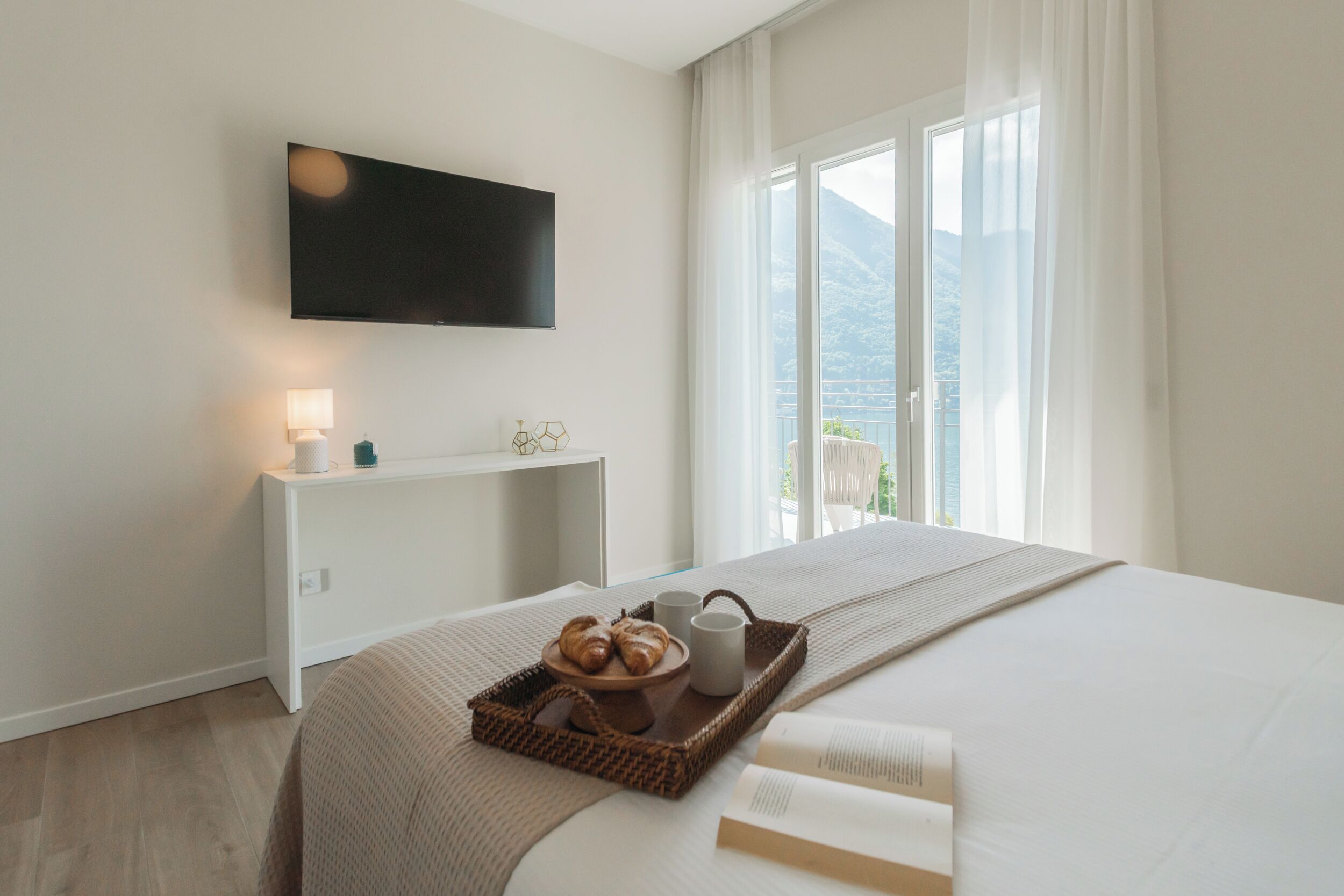 Tabla de planchar con plancha, wifi gratis, ropa de cama