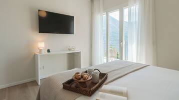 Tabla de planchar con plancha, wifi gratis, ropa de cama