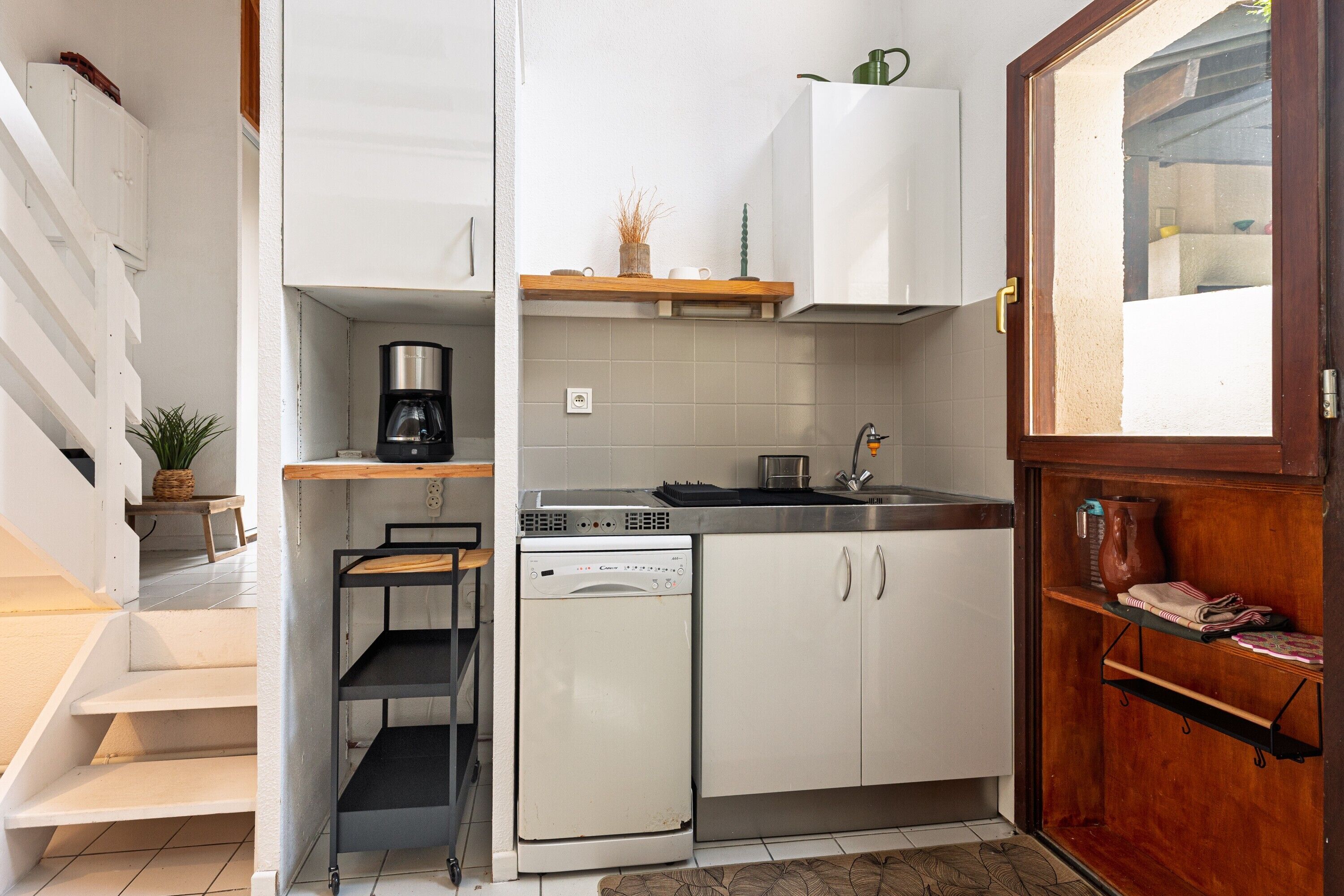 Fridge, microwave, stovetop, cookware/dishes/utensils
