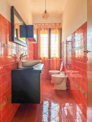 Vila, vista para o jardim | Banheiro