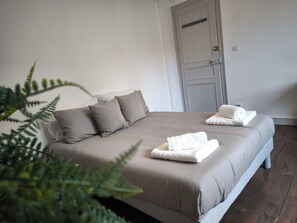 4 habitaciones, tabla de planchar con plancha, wifi y ropa de cama 