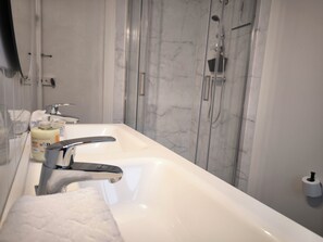 Shower, hair dryer, towels, soap - La Mancelle Heureuse (Le Mans)