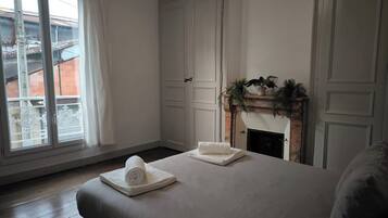 4 bedrooms, iron/ironing board, WiFi, bed sheets