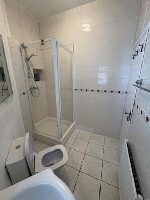 Bathroom - Lovely Flat 2BR 6 People 4 mins to Kings Cross St Pancras (London)