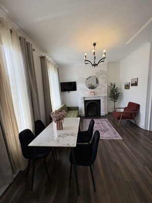 Dining - Lovely Flat 2BR 6 People 4 mins to Kings Cross St Pancras (London)