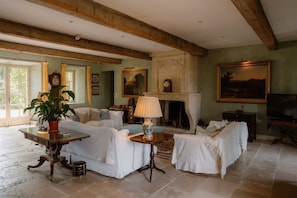 House | 11 bedrooms, Internet - Luxury Villa on 650 Acre Estate With Pool (Montirat)