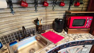 Refrigerador, cafetera y tetera, olla para langostas y toallas de papel
