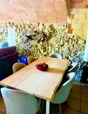 Dining - Apartment 'Can Chris' with Private Garden and Wi-Fi (Bellcaire d'Empordà)