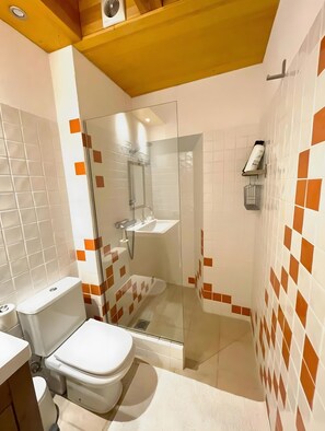 Shower, hair dryer, towels - Apartment 'Can Chris' with Private Garden and Wi-Fi (Bellcaire d'Empordà)
