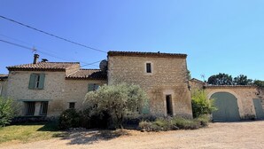 Un edificio in pietra con tetto in tegole, una piccola finestra e una porta.