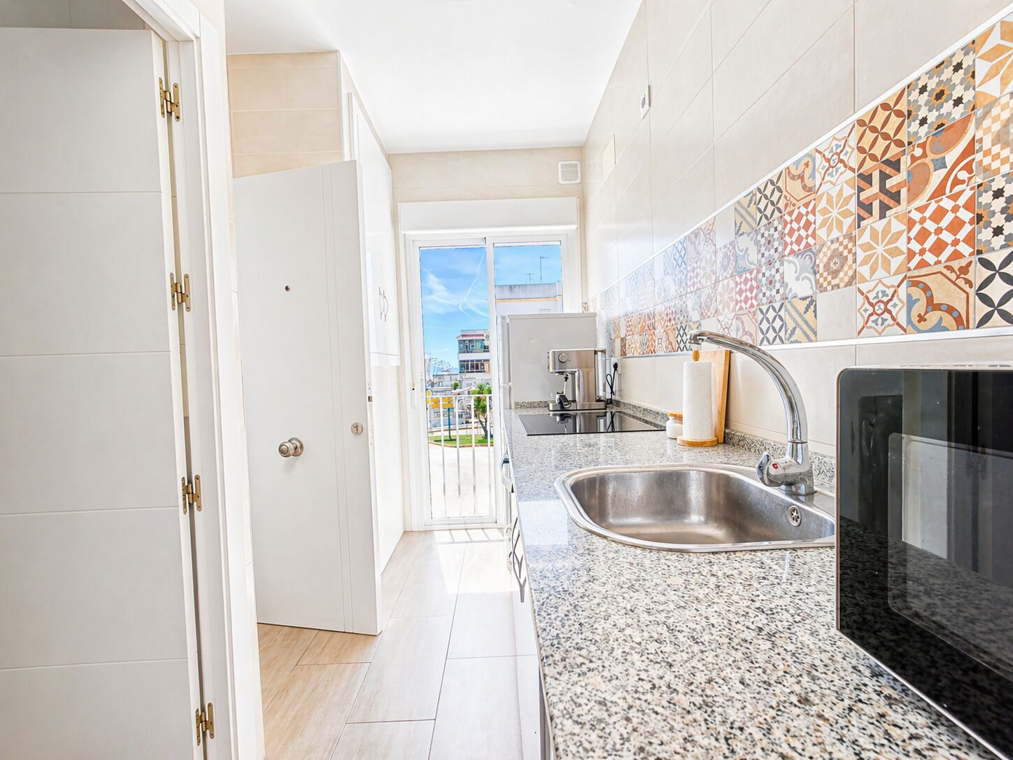 Fridge, microwave, oven, coffee/tea maker