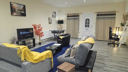 OG Stay III- 3bedroom house- Free wifi, Free parking, Near Nissan, Near Stadium