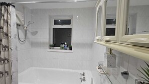 Sèche-cheveux, bidet, serviettes fournies, savon