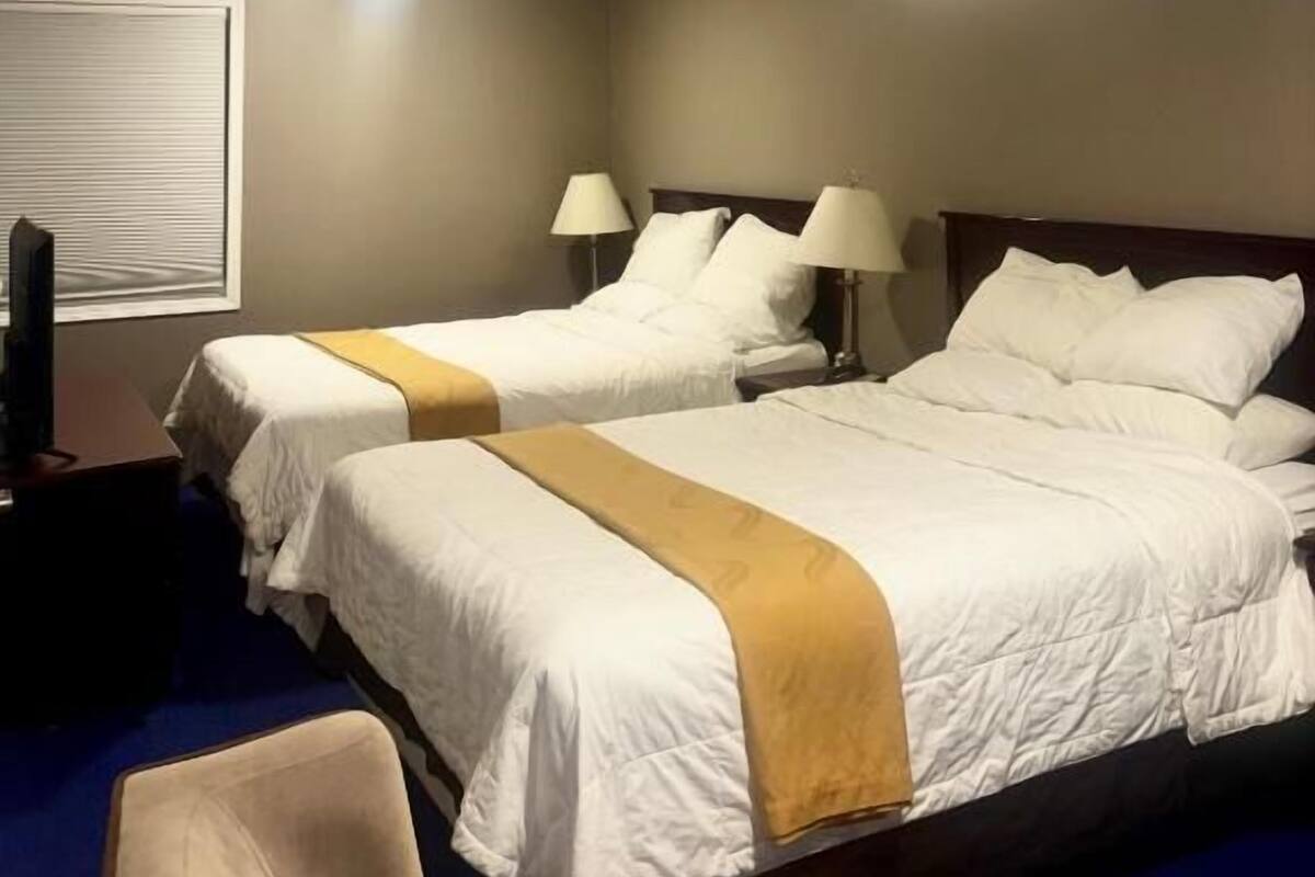 Kahden hengen deluxe-huone, parveke, näköala pihalle | Työpöytä, kannettavalle tietokoneelle sopiva työtila, ilmainen Wi-Fi