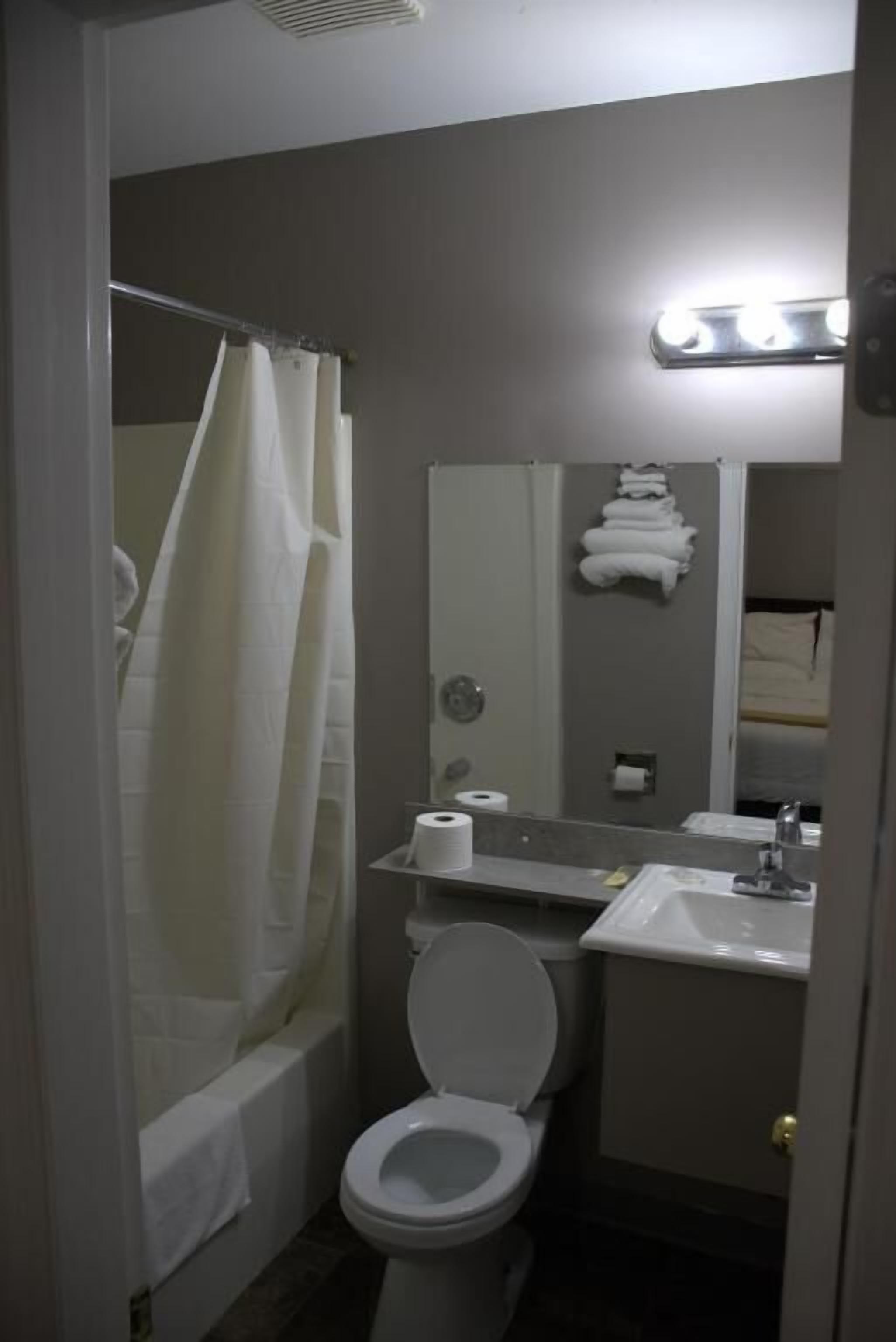 Deluxe Double Room, Courtyard View | Bilik Mandi | Kelengkapan dandanan diri percuma, tuala disediakan, sabun, syampu 